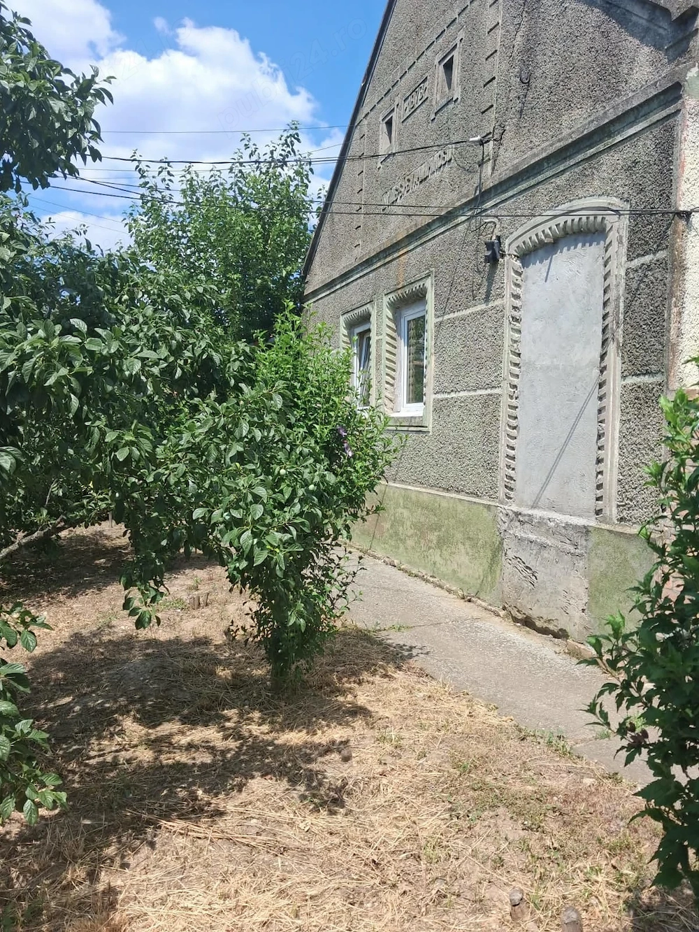 Se oferă spre vânzare cota de 1 2 dintr-un imobil situat în localitatea Beregsău Mare, județul Timiș