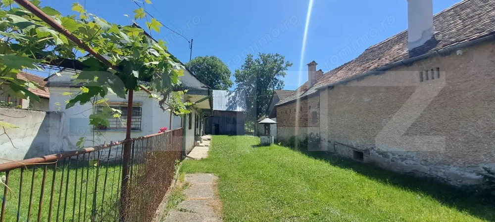 Proprietate cu potențial, casă + șură stejar și livadă - satul cu comori