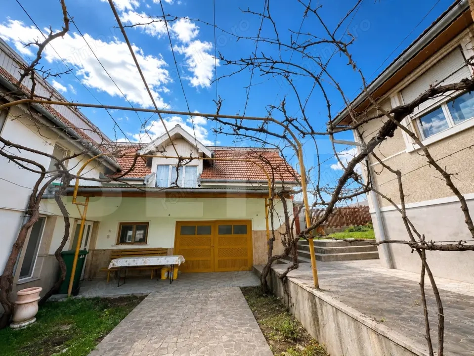 Ansamblu cu 3 locuințe, teren 1.700 mp, ideal investiție