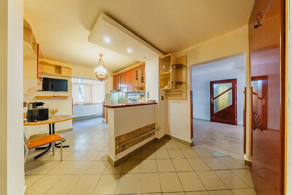 Apartament+spatiu comercial, parter Micalaca