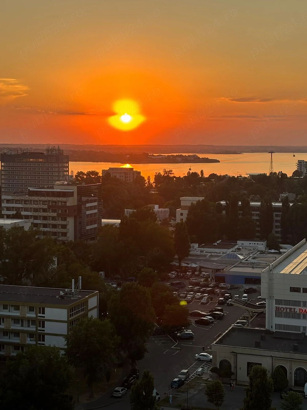 Sky View Bar ,Hotel Parc Angajează!