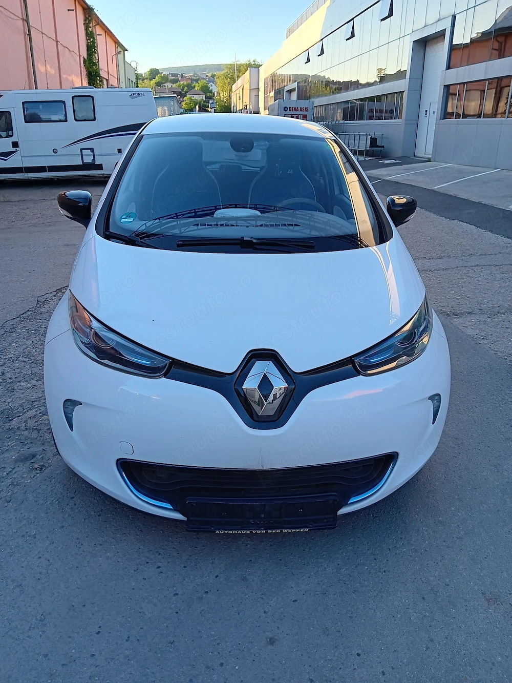 de vanzare Renault Zoe . Cine are panouri fotovoltaice nu mai da bani pe combustibil
