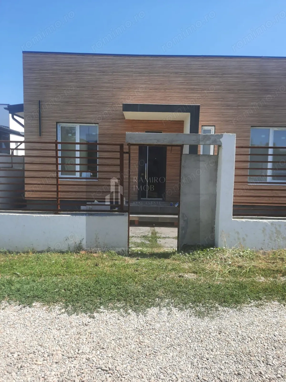 Casa individuala 107 mp/ comuna Berceni/ curte 412 mp