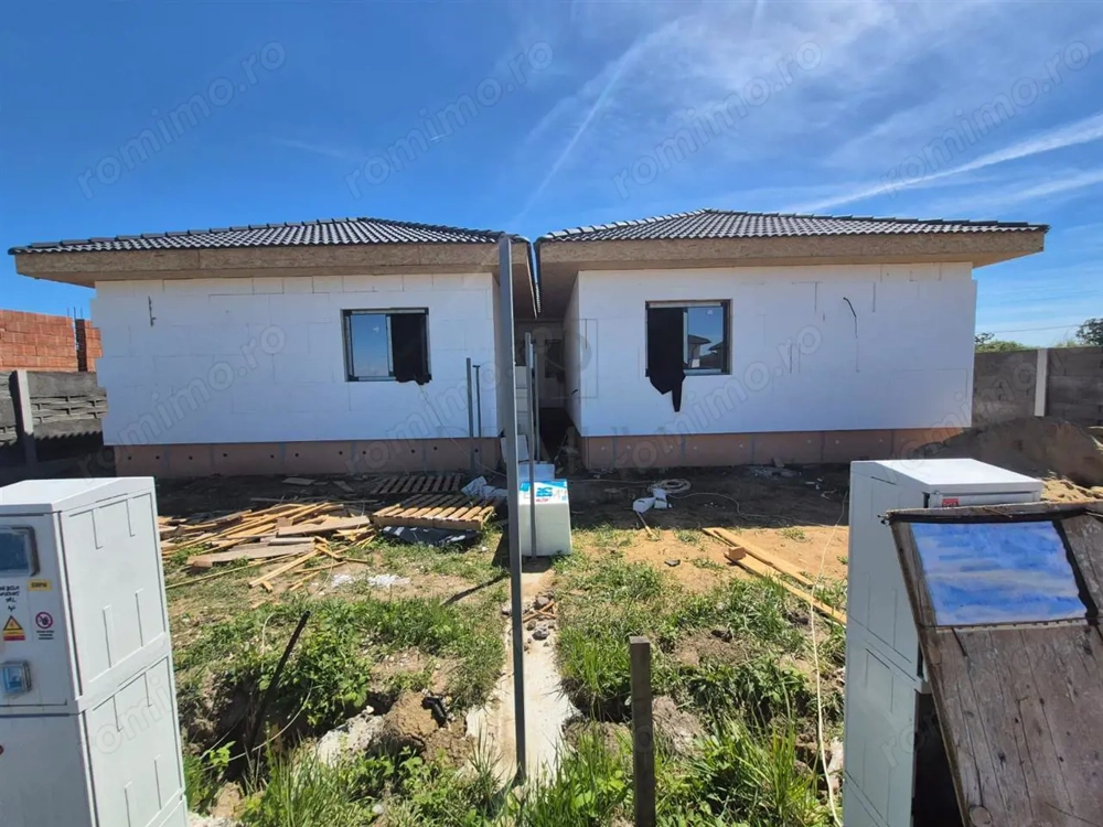 Duplex despartit prin C.T. - canalizare - teren generos