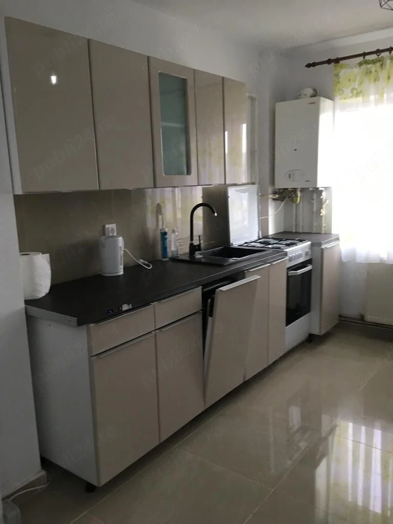Proprietar, închiriez ap. 2 camere, decomandat, p-ța Mărăști, mobilat, utilat, disponibil din 01 Aug