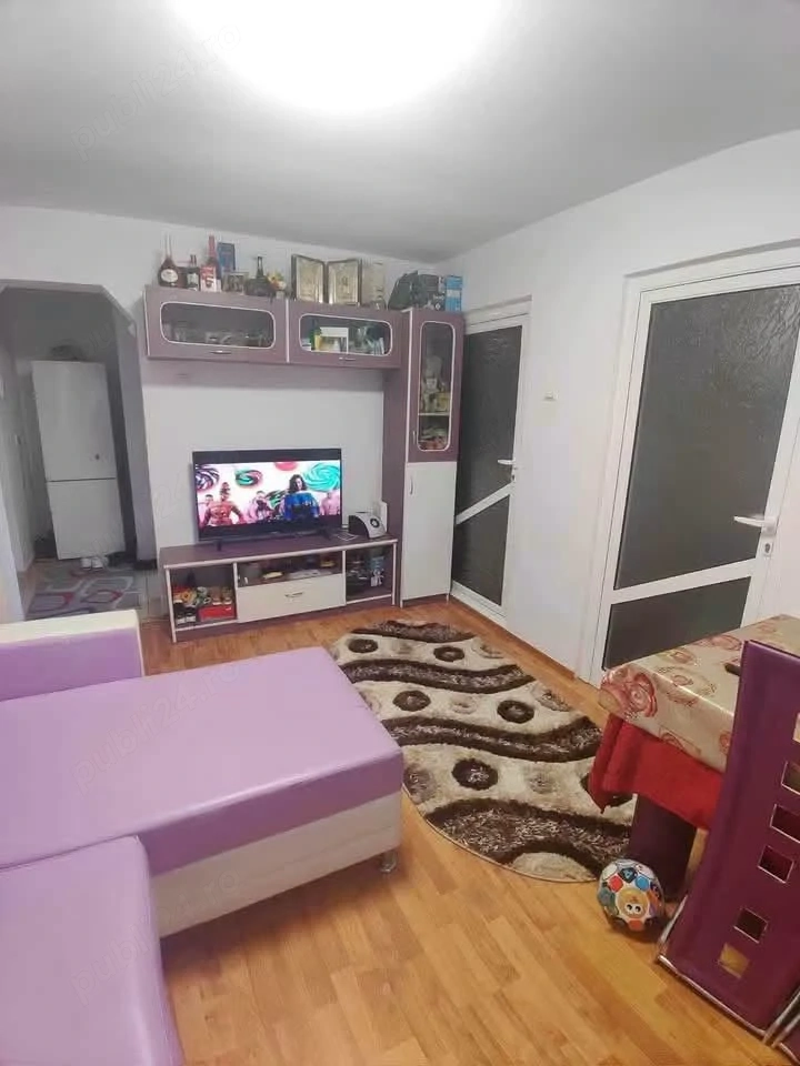 De vanzare apartament cu 3 camere, mobilat, zona Smirodava, Pret 40000euro