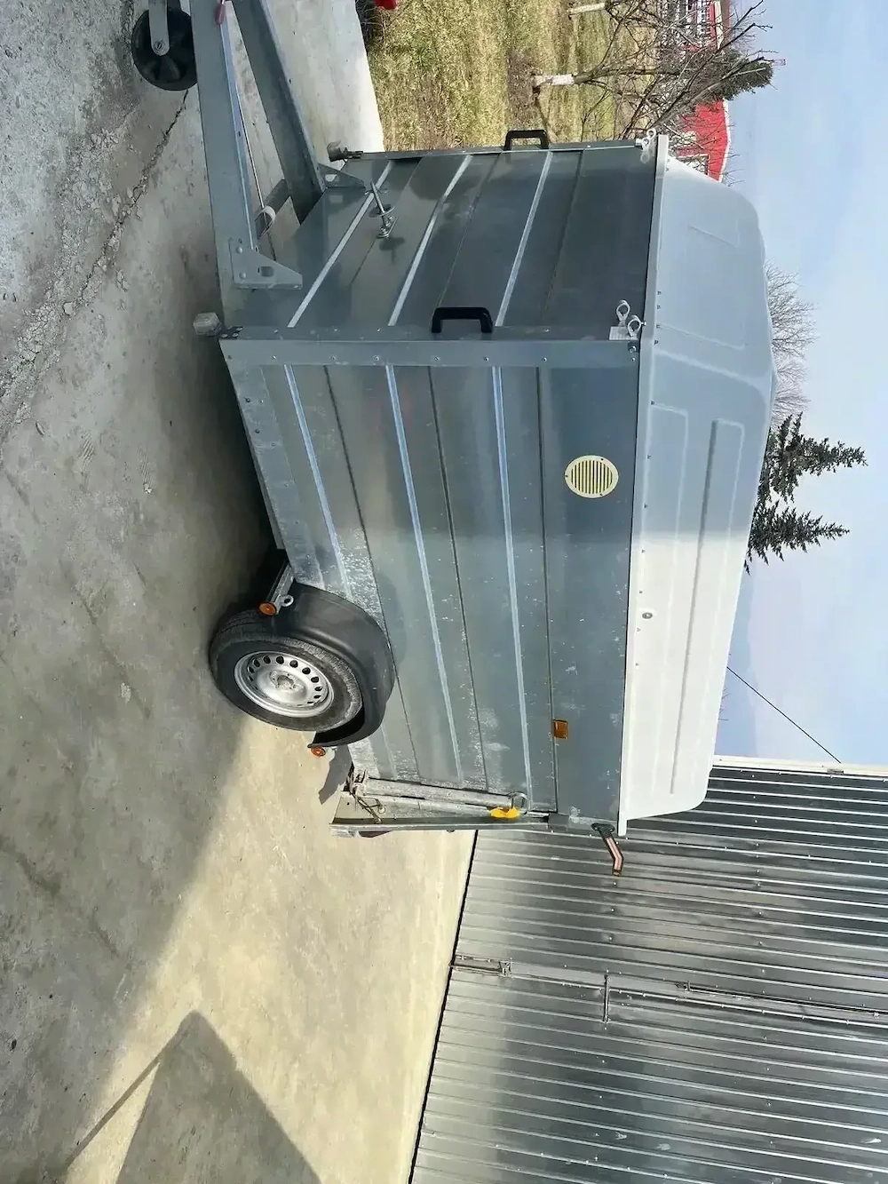 Remorcă CRESCI 750 kg cu rampă încărcare – înmatriculată