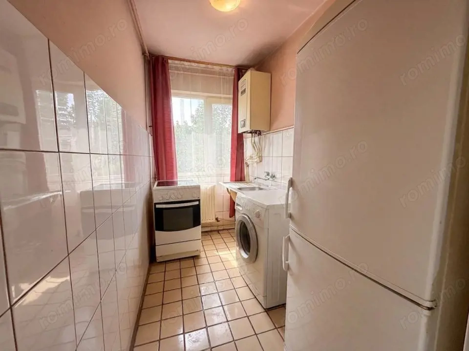 Apartament 3 camere, etaj 3, semidecomandat, centrala, P-ta Doina
