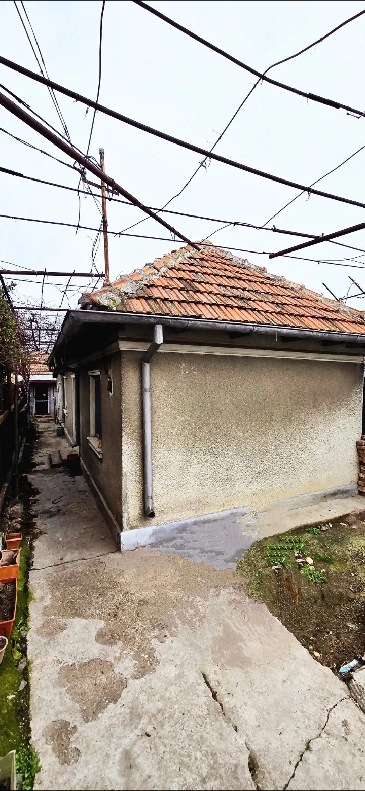 vând casă bătrânească cu terenul aferent, construită în 1961