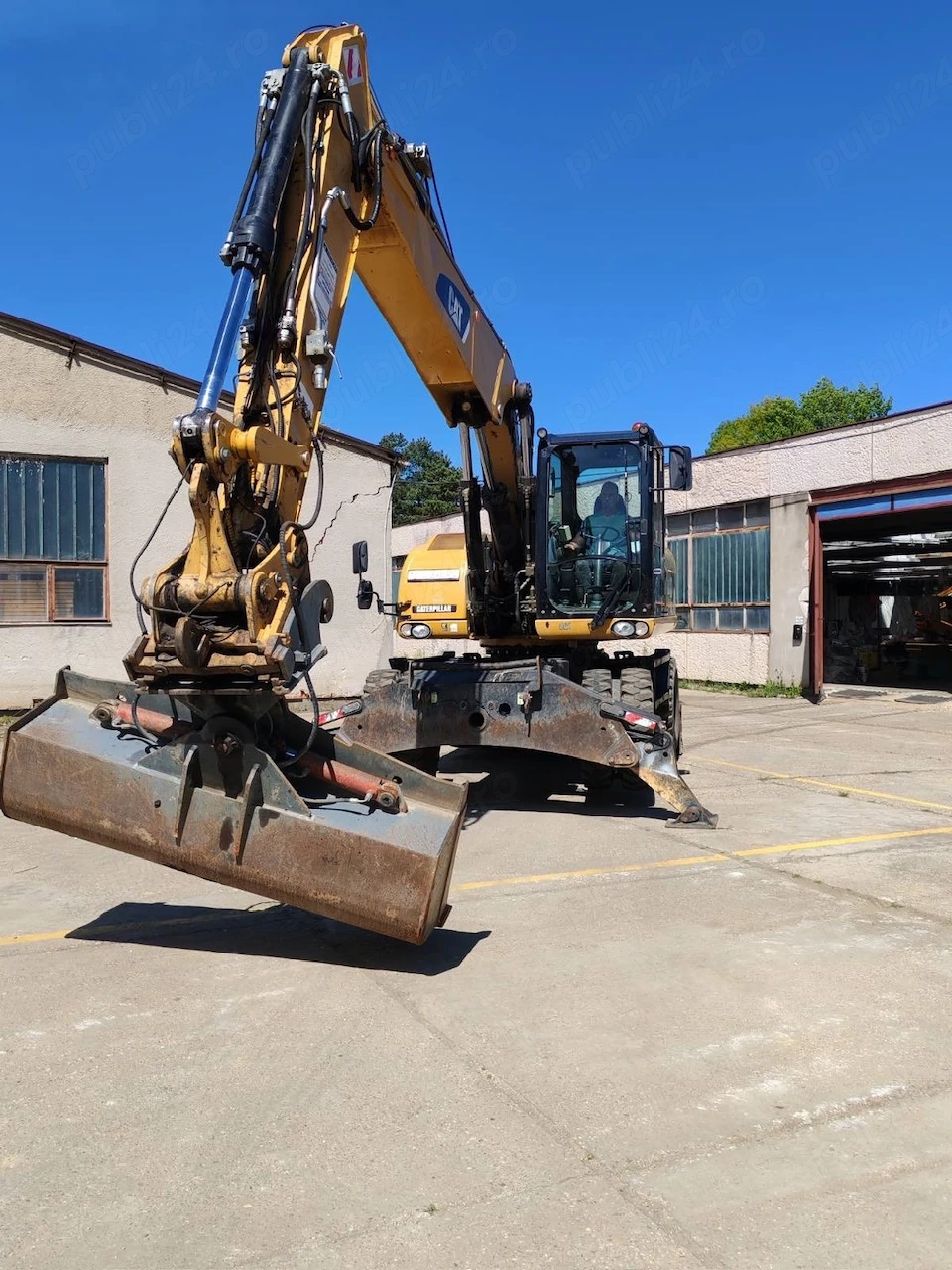 De vanzare excavator Caterpillar M318D si freza pentru lucrari forestiere