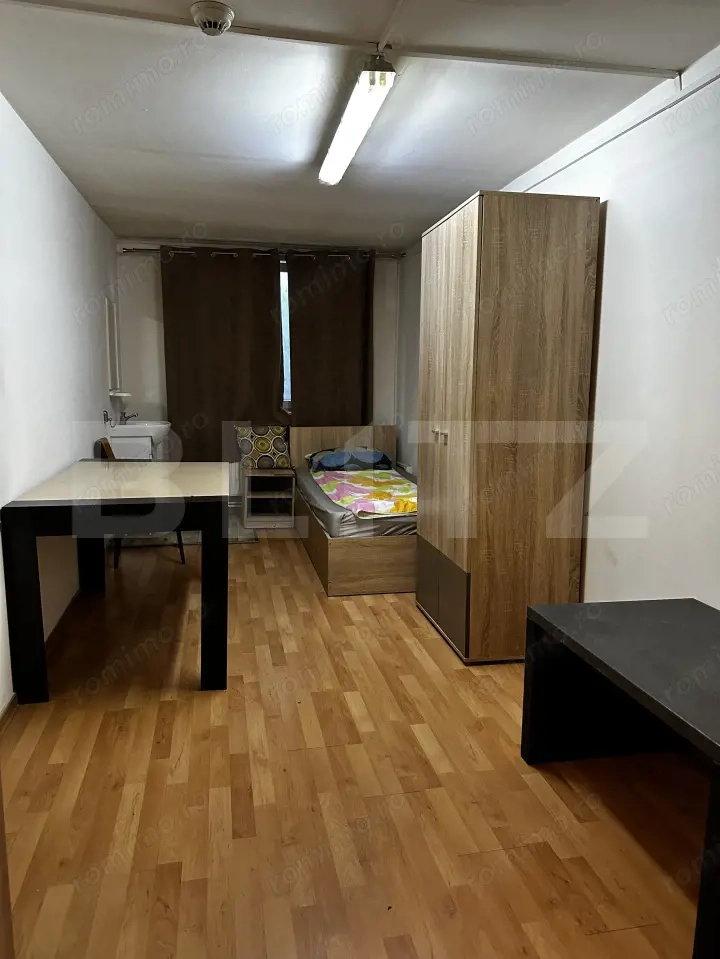 Două camere într-o casă de inchiriat, cu acces la bucătărie și baie 