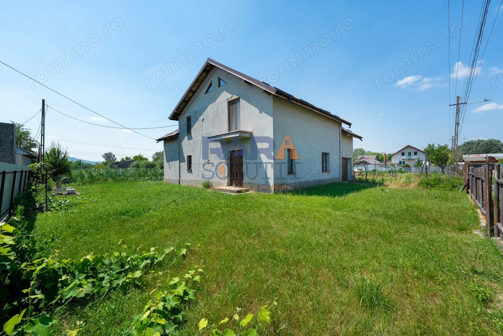 Casă din 2010 (3 dormitoare, două băi și garaj)
