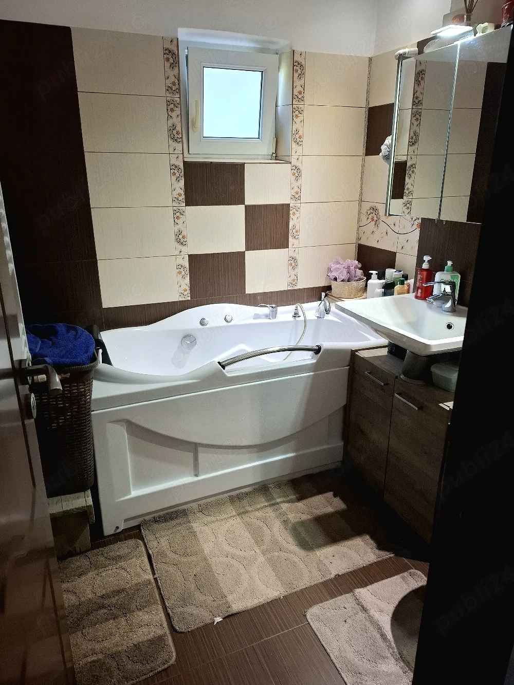 Proprietar vând apartament cu 3 camere, decomandat ,et.2,zona Lipovei. 