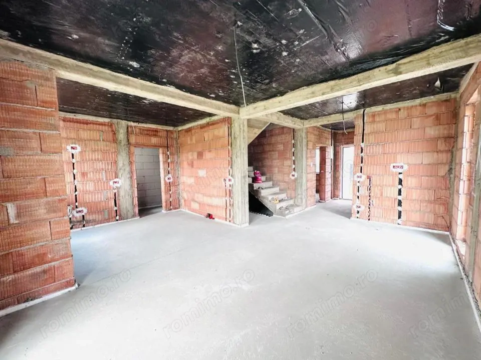 Duplex despartit prin camera tehnica- 4 camere si 2 bai - Mosnita Noua