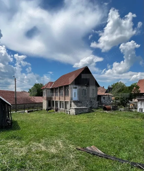 Casă tradițională, teren 2.043 mp zona Aghiresu