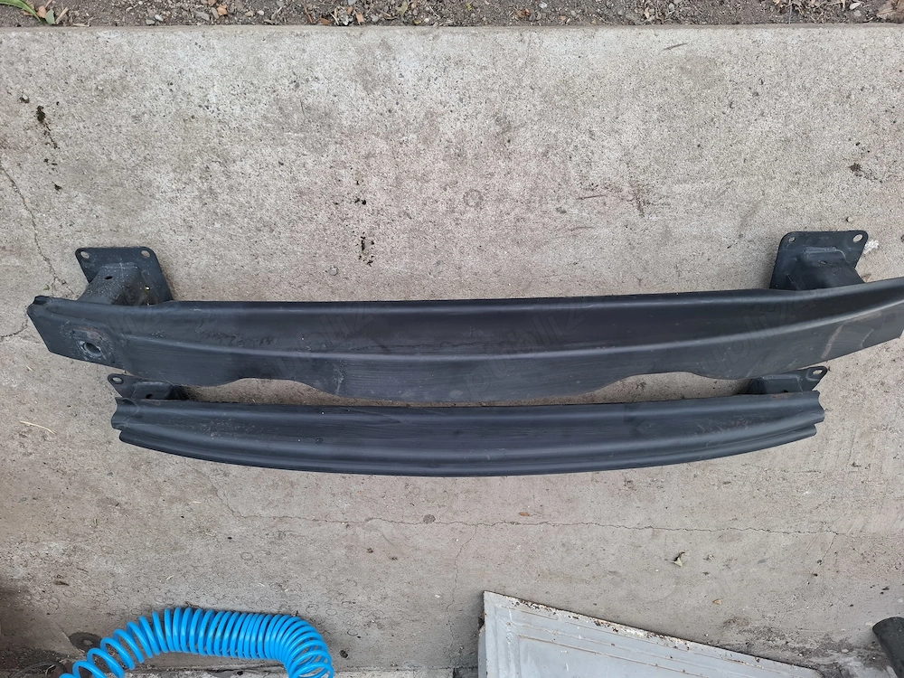 Vand două bare protectie spate