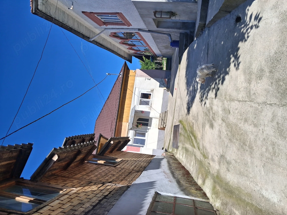 Vând casă  comuna Pucheni Dimbovita 5 camere  2 bai,  apa  rețea,  fose,  zonă liniștit, munte,  de 