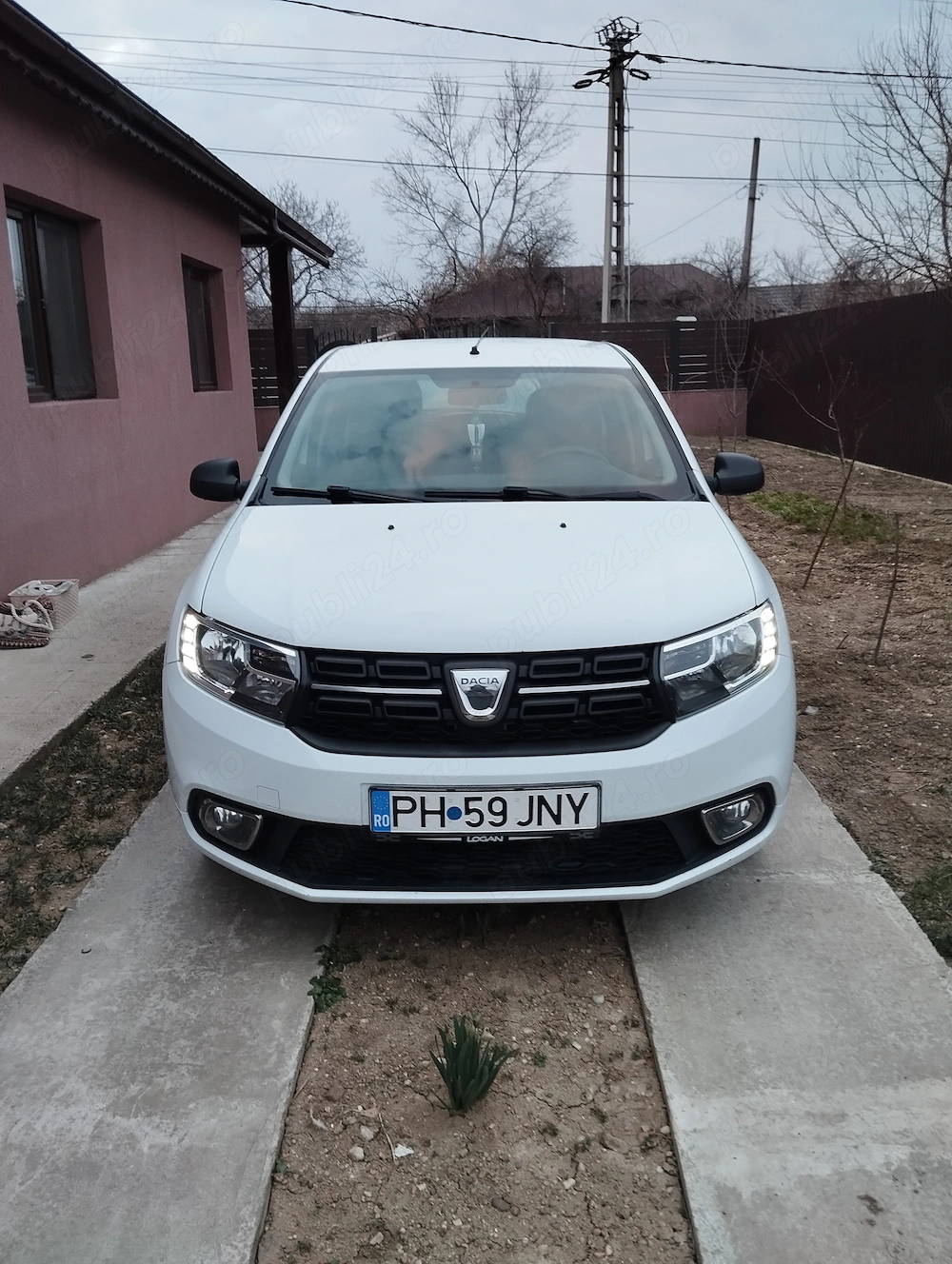 Vănd Dacia Sandero albă îngrijită economică și fiabilă
