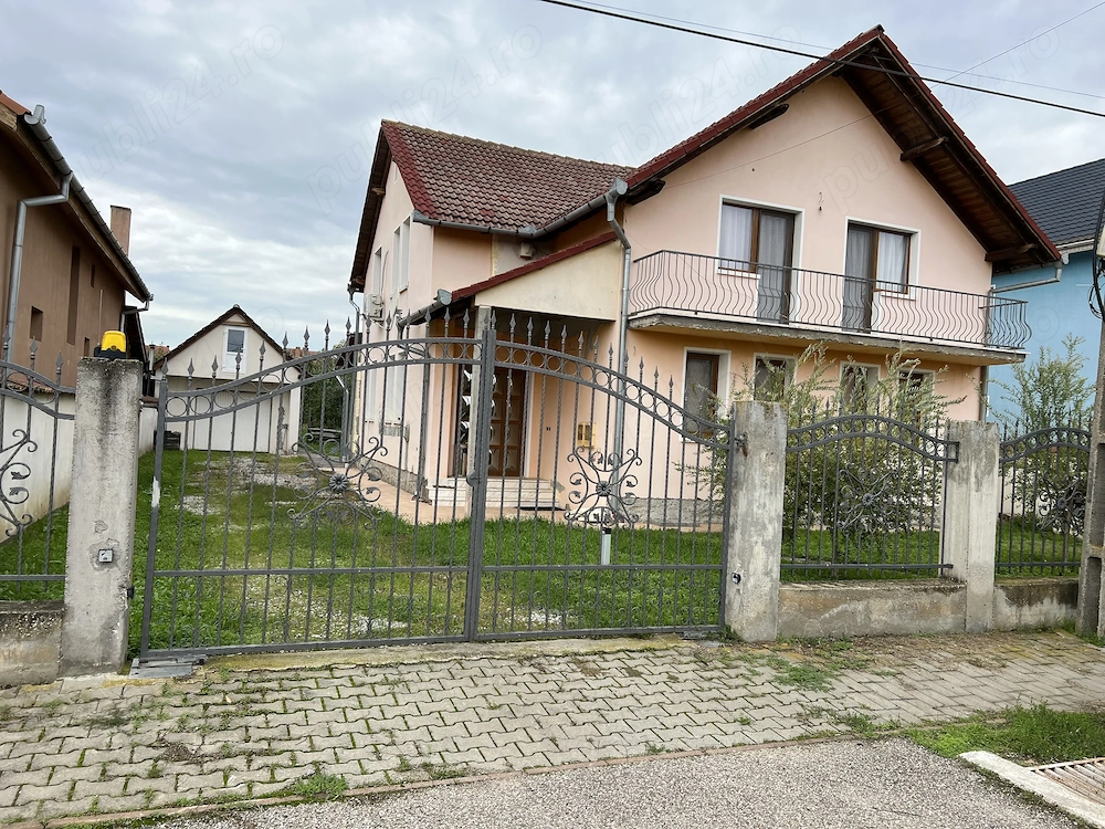 Casa cu etaj, 240 mp, an 2008,gradina 1000 mp. - Chisineu-Cris