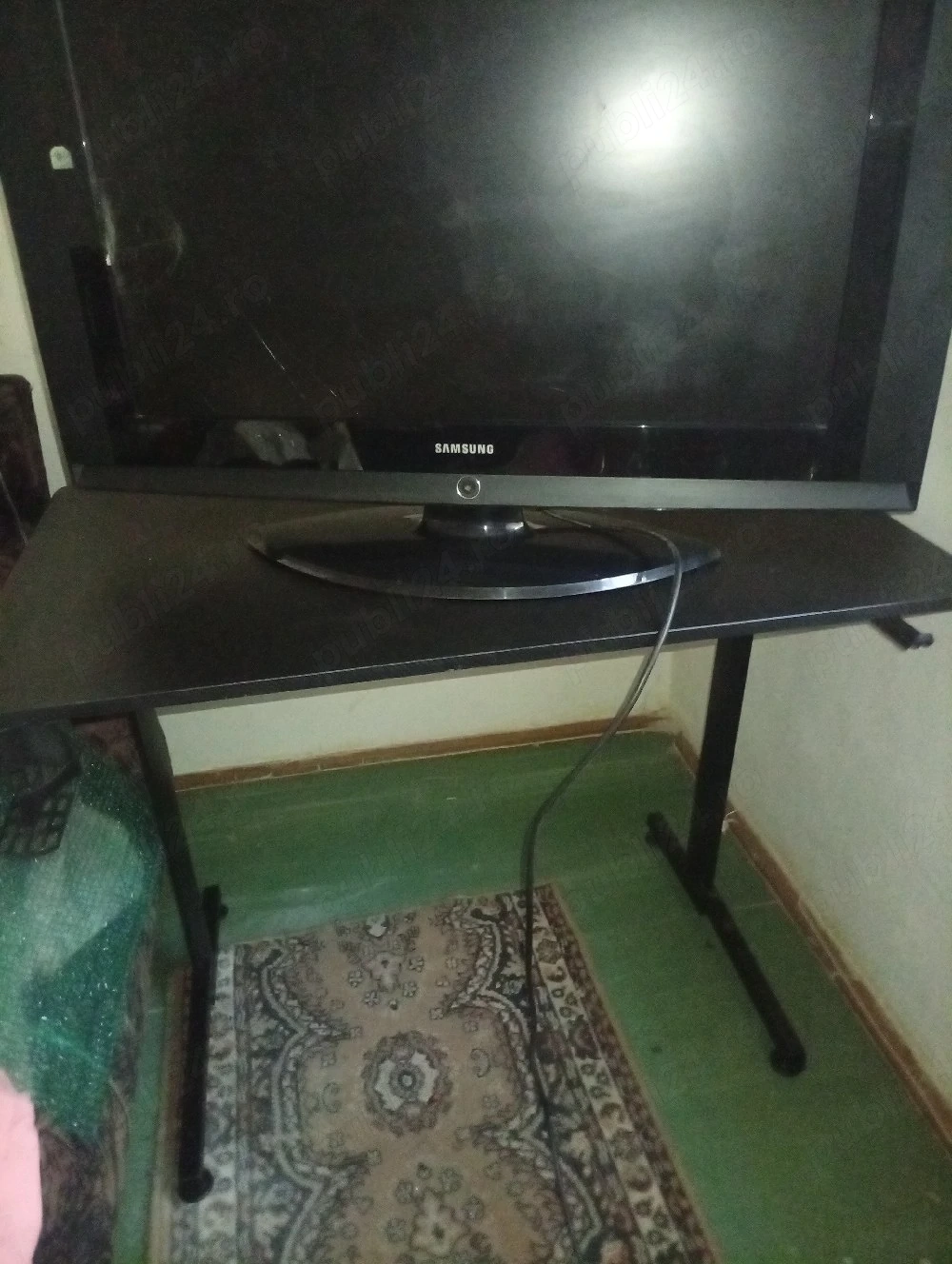 Televizor Samsung cu display spart , funcționează , fără telecomandă , diagonală 81 . Preț 100 lei .