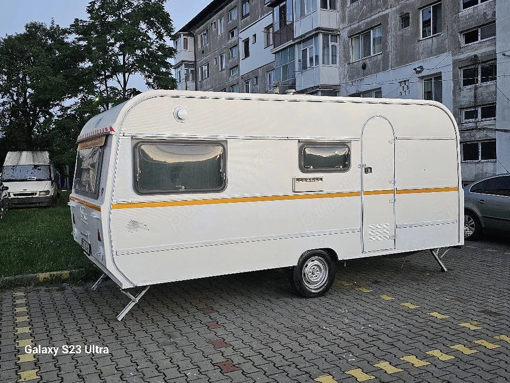 Rulotă mare în 2 zone foarte mare și spatioasă dotată