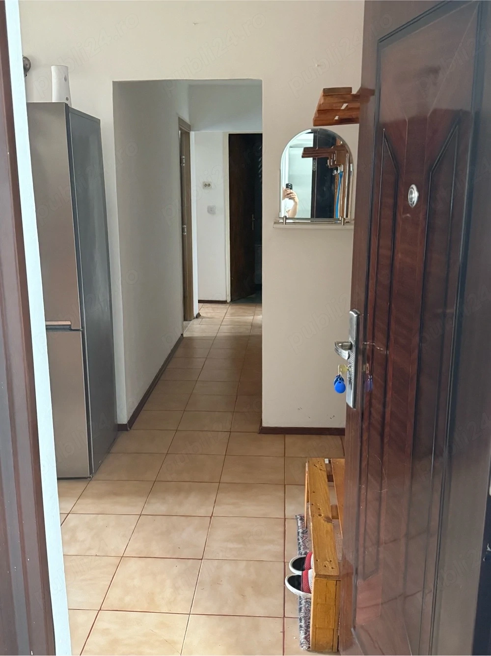 Propietar vand apartament 3 camere   Zona Crangasi. Pentru detalii sunați la  
