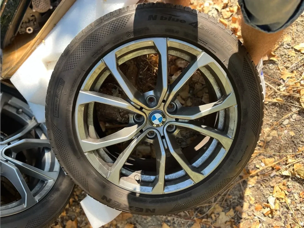 Original BMW Full LED Headlights + Original BMW Wheels with Nexen 4 Season Tires – Excellent Conditi