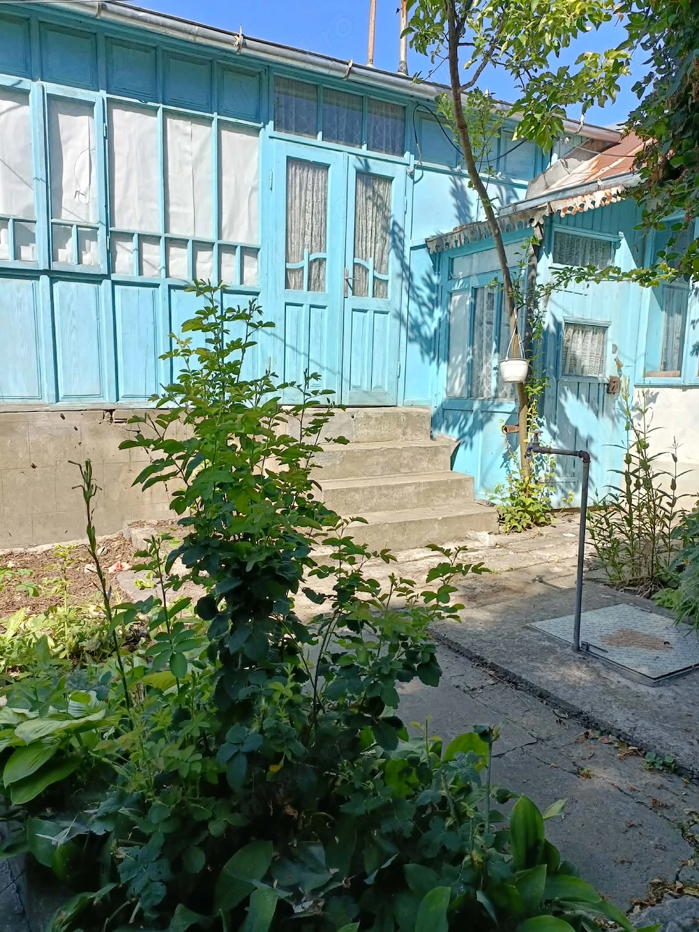 Casă bătrânească + teren 200 mp   25.000 Euro