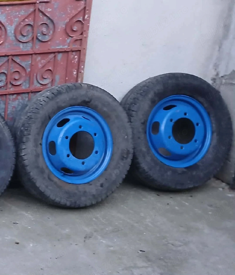 Vând roți de iveco  ,cu dimensiunile de  :16 cm gaura cealaltă, si 10 cm din mijlocul prezonului 