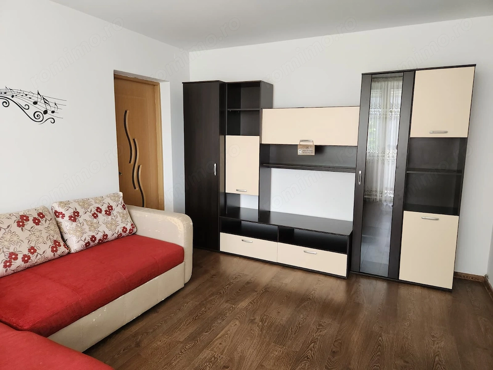 Vând apartament 3 camere, mobilat, 60 mp, 74000 euro, vizavi de Hotel Select