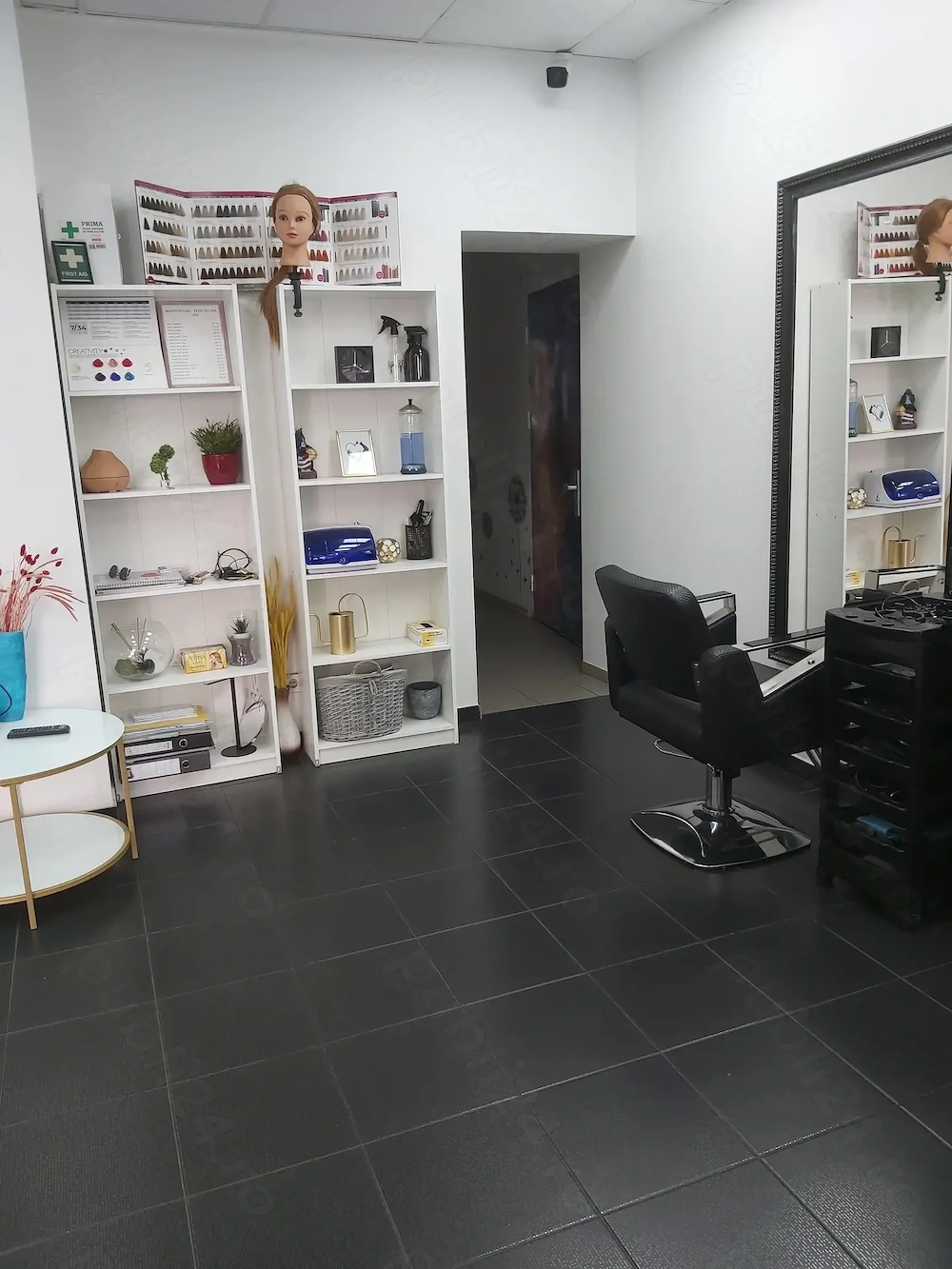 Vand Afacere Salon de infrumusetare situat in Bd.Alexandru Obregia
