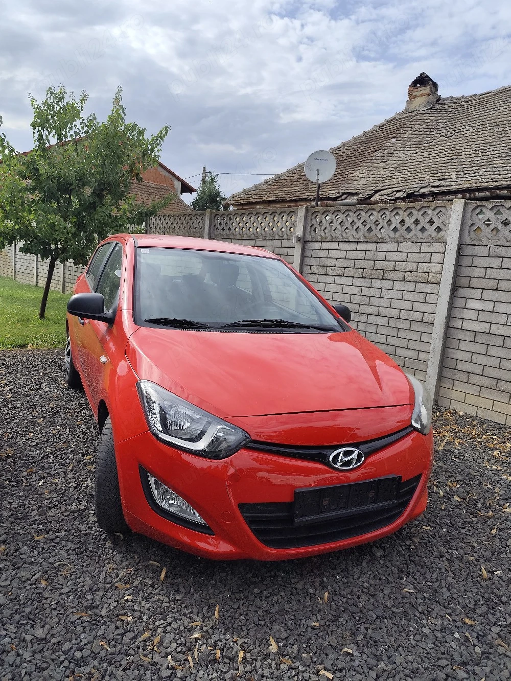Hyundai i20 ! An 2012. Are 100.000km Carre de service Motor 1 2cm  Clima funcțională Cent