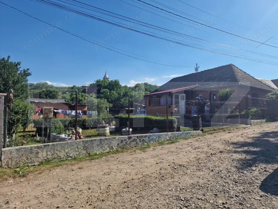Casa locuibila 74 mp ,cu gradina de 1000mp, Cara