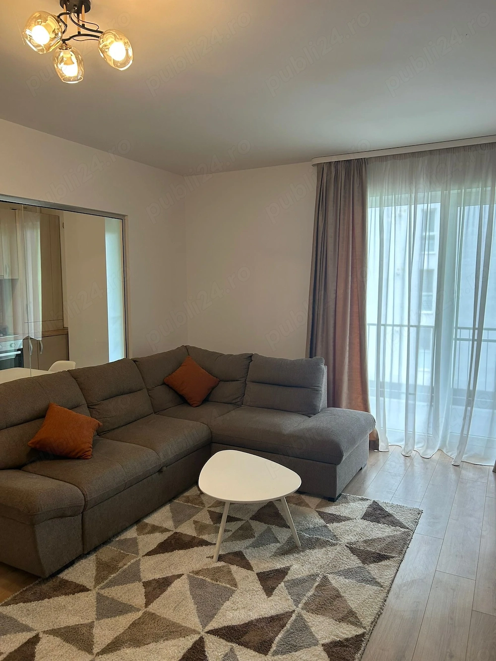 Inchiriez apartament