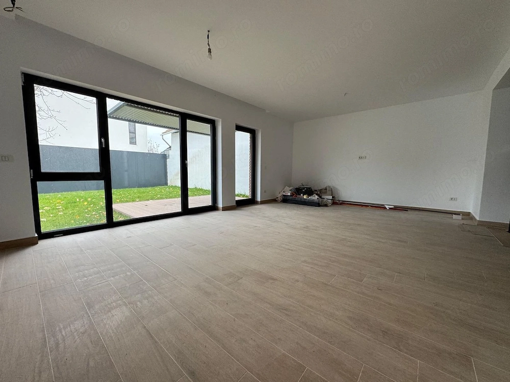 Casa individuala in oras. Concept deosebit. Carport. 