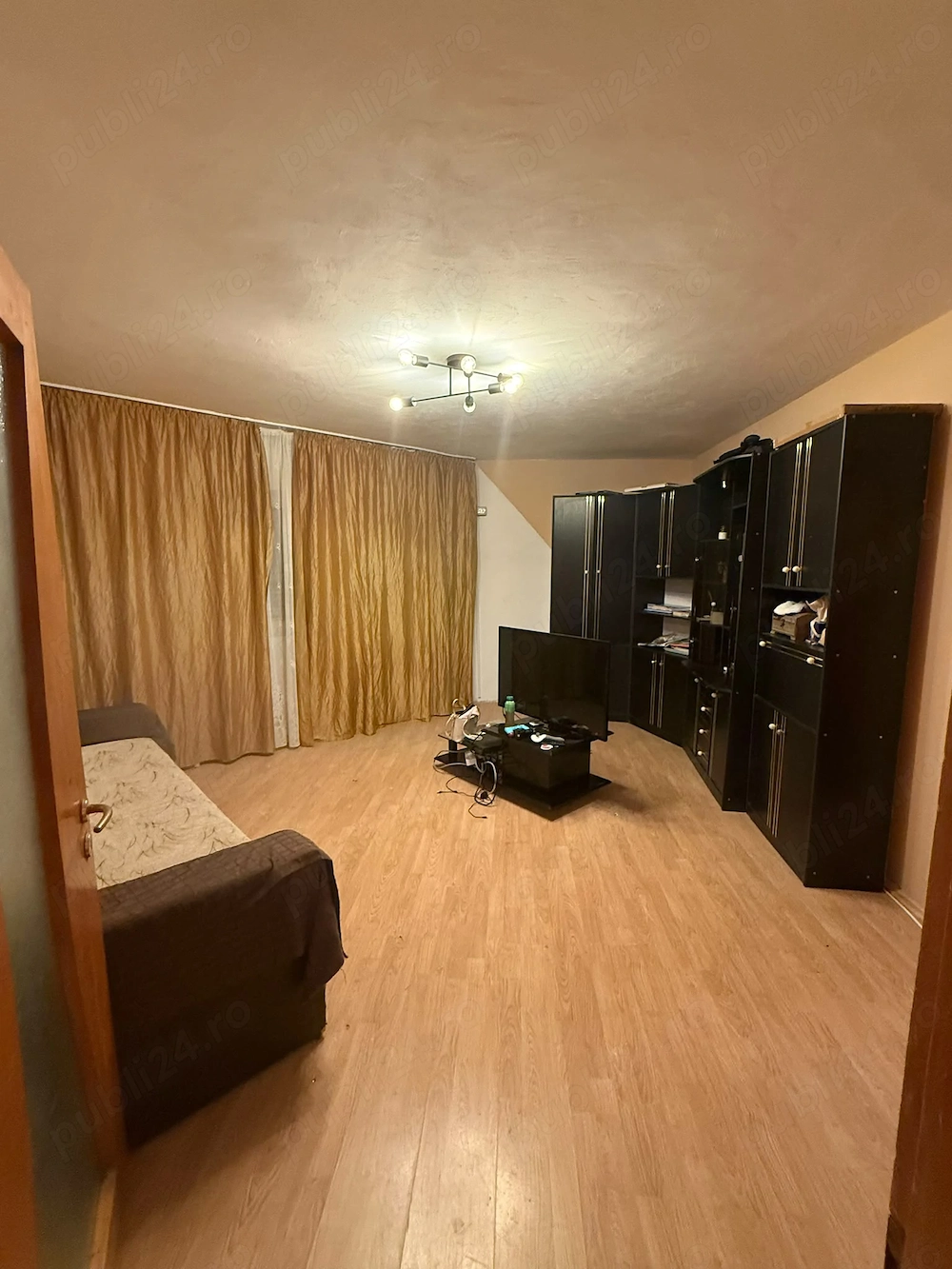 Închiriez apartament cu 3 camere