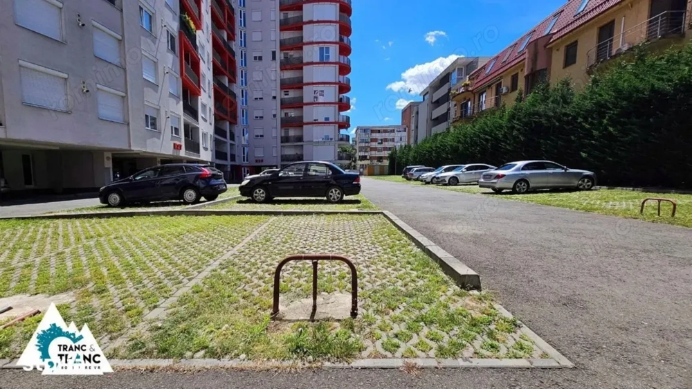 Parcare privata, ingradita, la blocurile Ared din Micalaca