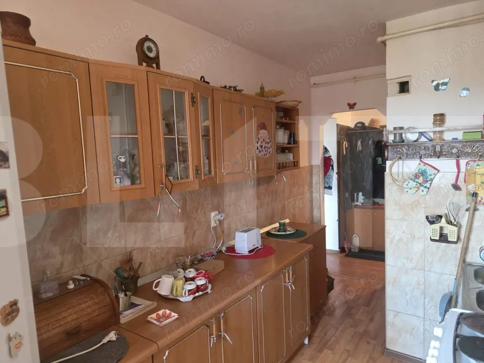 Apartament cu 2 camere decomandate.