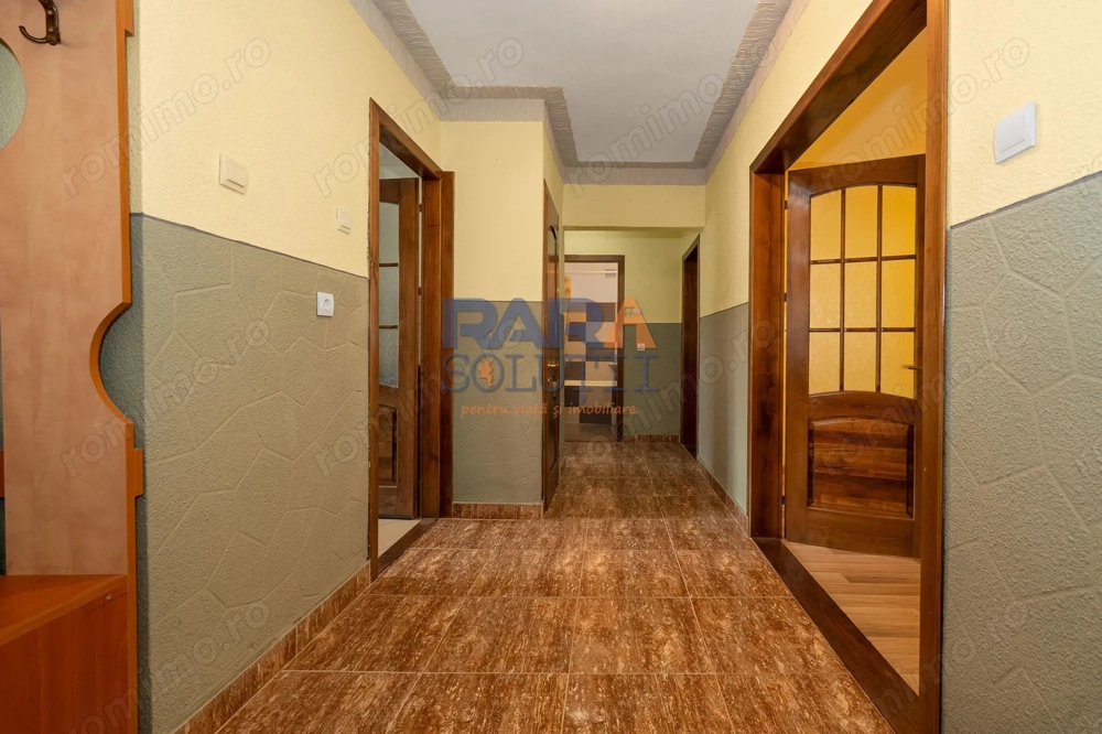 Apartament cu 3 camere, două băi, 77 mp