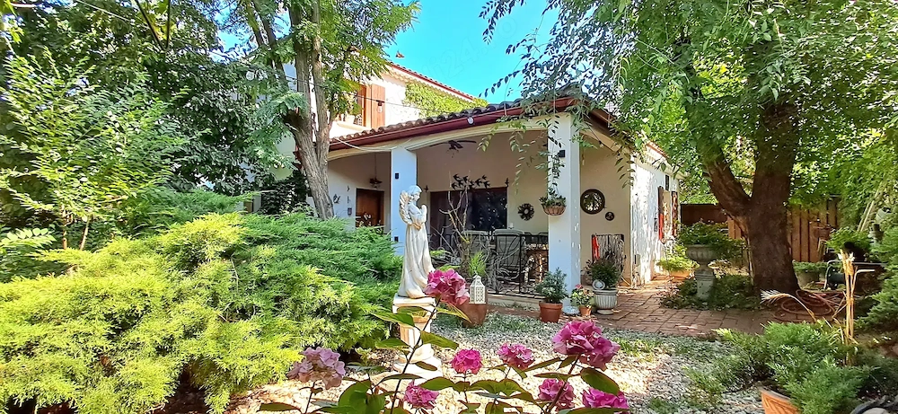  Vila Individuala, zona deosebita, centrala cu deschidere pe doua strazi 21.5 m respectiv 20 m l.