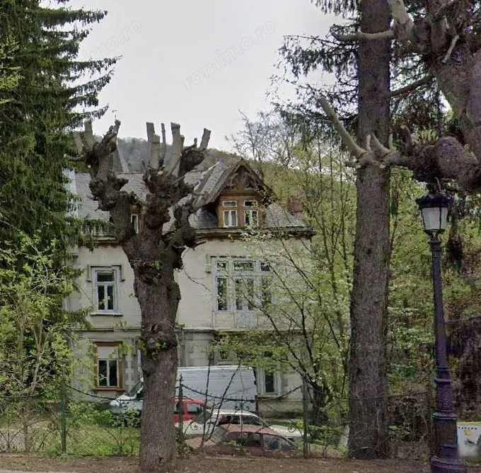 Proprietar vand  teren de 3313 mp Sinaia central si apartament in vila!