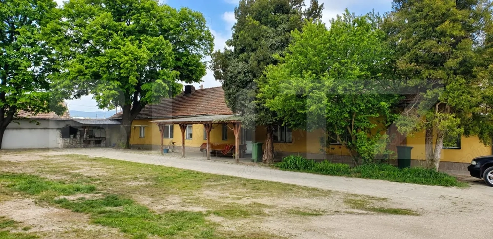 Casă cu 3 apartamente+garaje - 372 mp și teren liber, 1.413 mp în Deva 