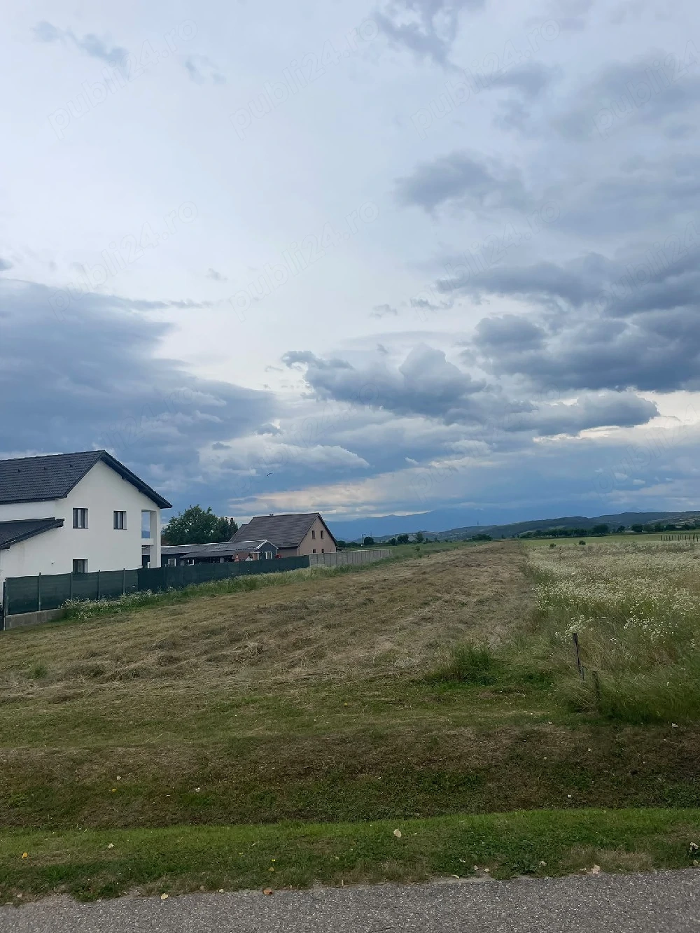 vând teren intravilan Călan