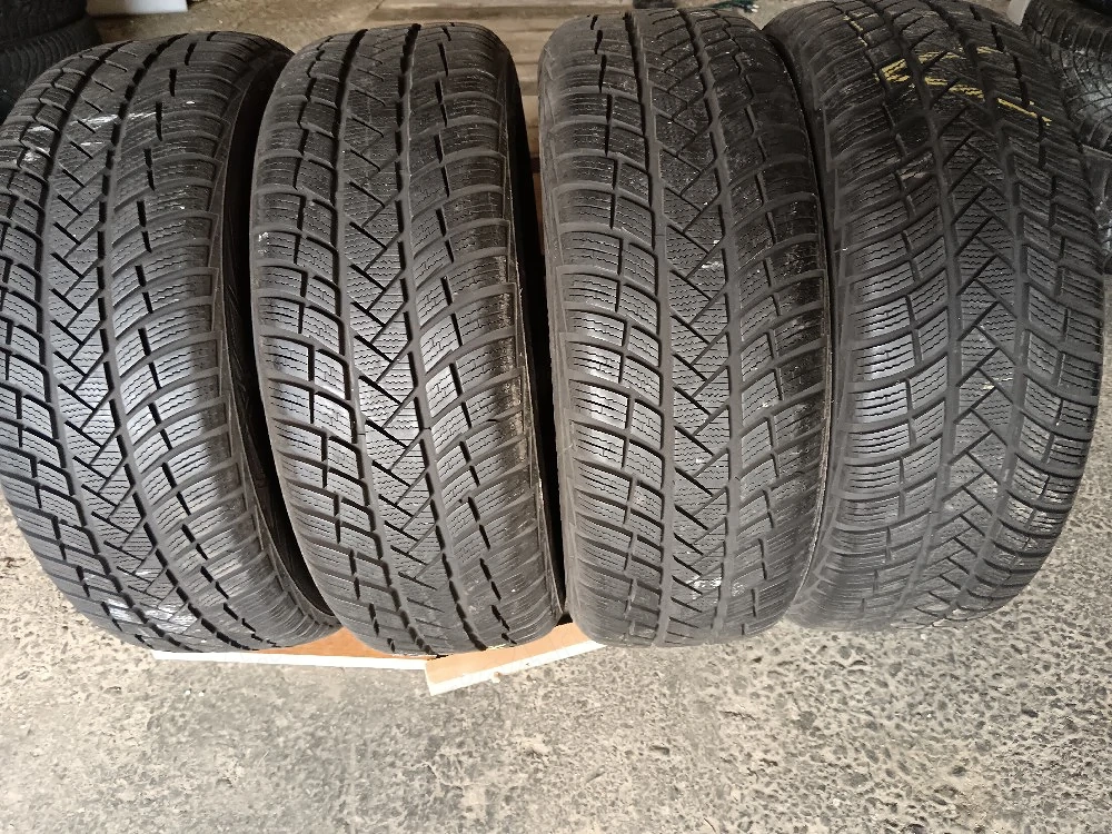 Set 4 anvelope iarna 215/55/17 vredestein dot 2020 că noi