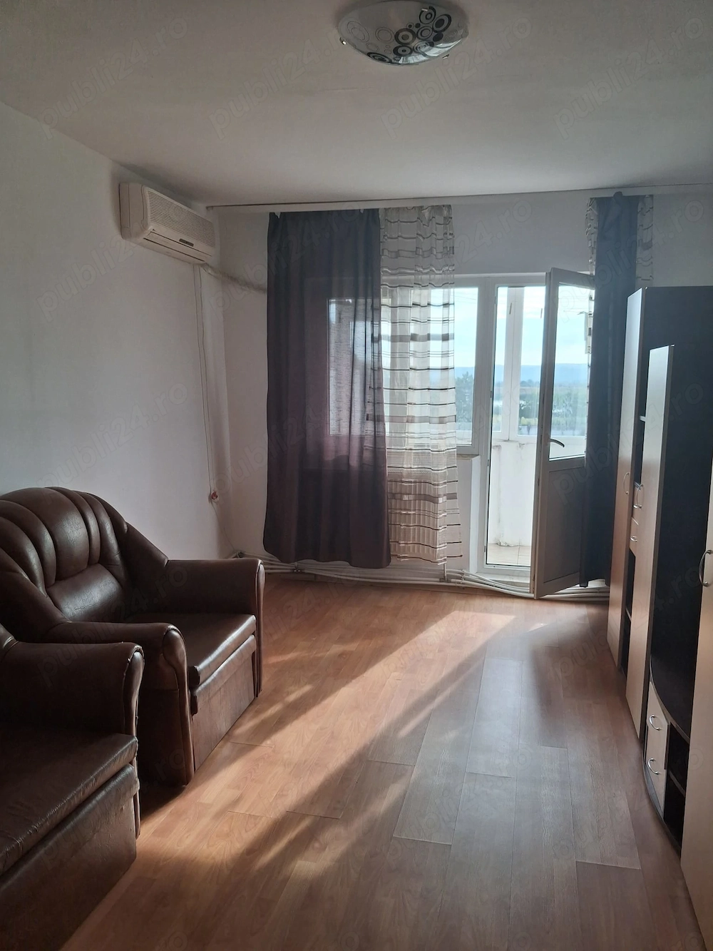 Proprietar închiriez apartament cu 3 camere decomandate 