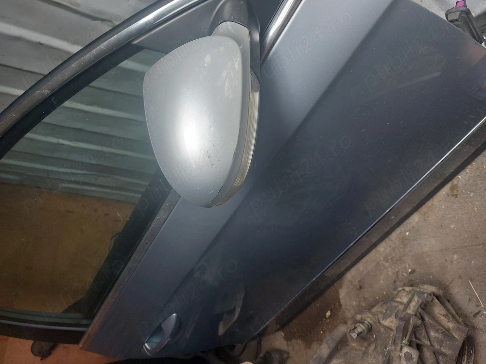 Ușă partea dreaptă wolzvaghen passat B6 