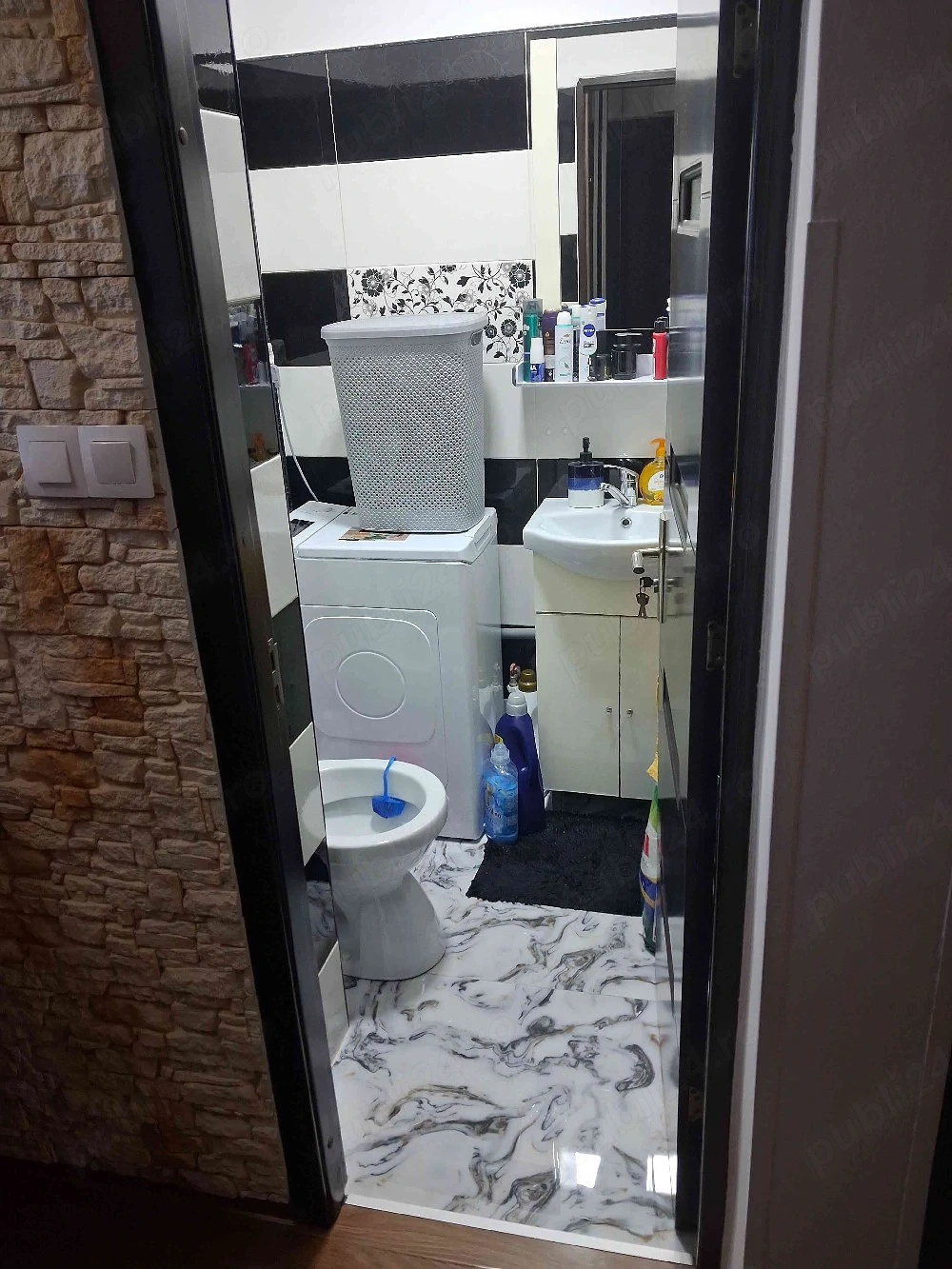 Apartament 3 camere doua bai comfort 1 etajul 1.