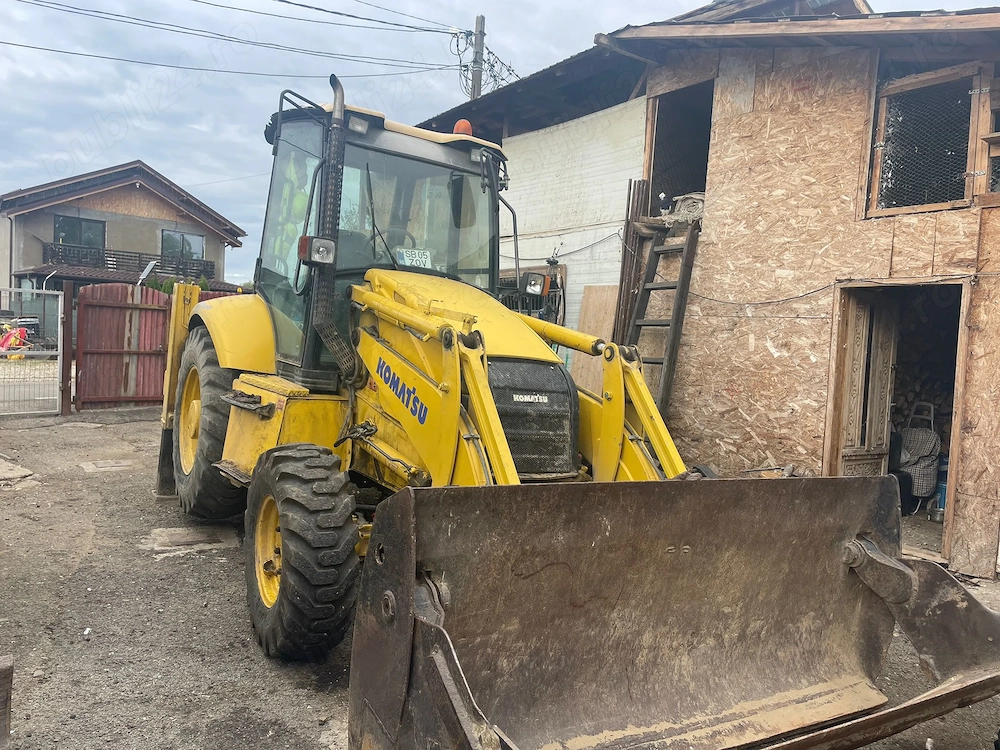 Vând buldoexcavator Komatsu 