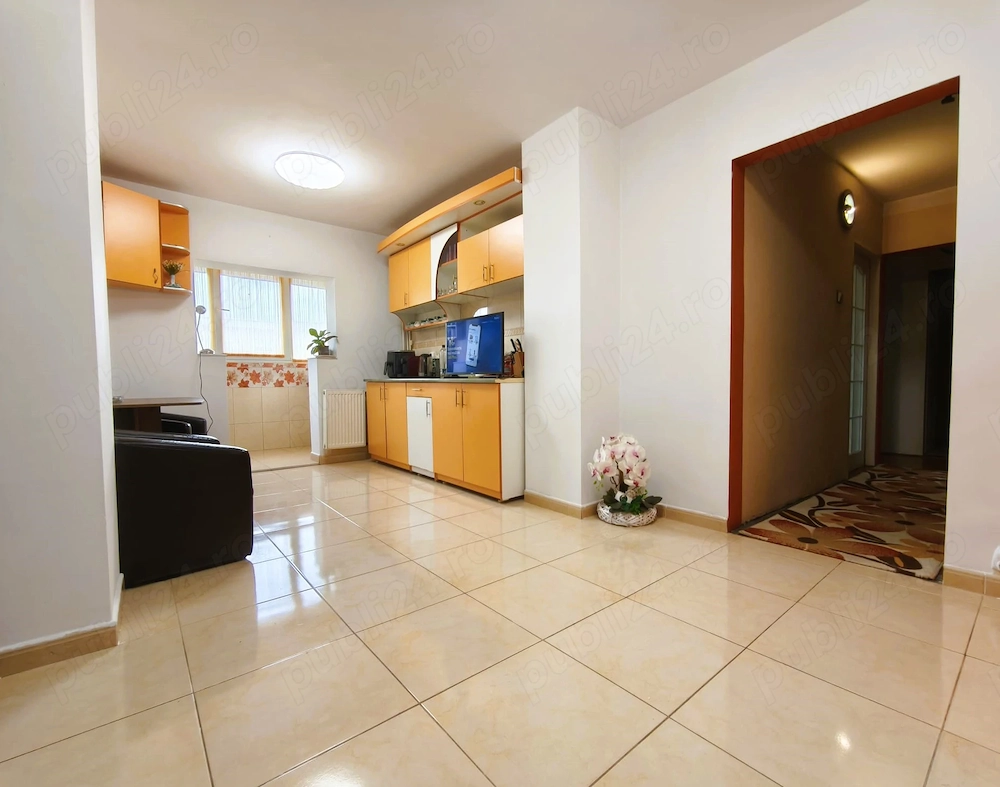 vand apartament foarte spatios cu 3 camere in centrul orasului Oradea