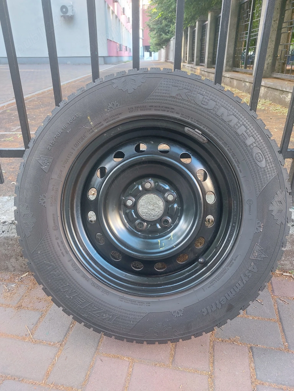 Vând Jante tablă R16 + anvelope iarnă 215/70 R16 – Kia Sportage III, Hyundai ix35